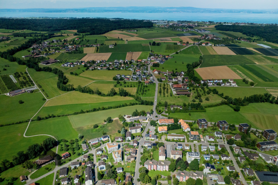 Luftbild Amriswil mit See - Moderne Gartenwohnung mit exklusiver Ausstattung in ruhiger Lage - Amriswil TG