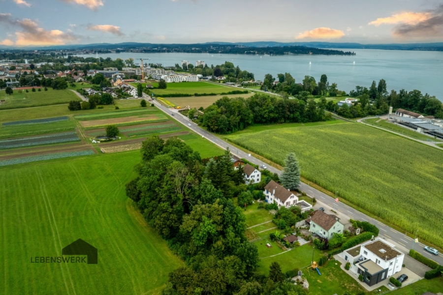 Umgeben von Natur und See - Doppeleinfamilienhaus mit Garagen und grosser Gartenanlage (Baulandreserve)