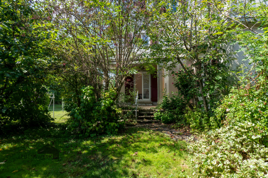 Zugang in den Garten - Doppeleinfamilienhaus mit Garagen und grosser Gartenanlage (Baulandreserve)