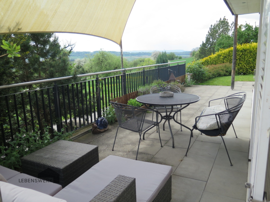 Südterrasse mit Sonnensegel - Helles Einfamilienhaus mit Alpenpanorama - Niederneunforn TG