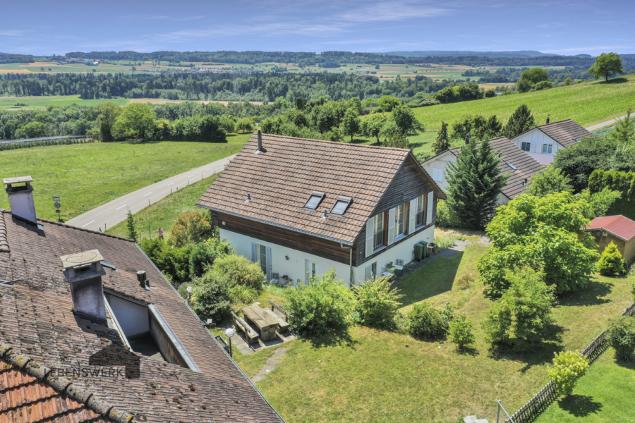 Objektansicht Ost - Helles Einfamilienhaus mit Alpenpanorama - Niederneunforn TG