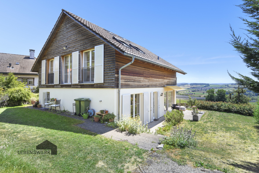 Traumhafter Garten ums Haus herum - Helles Einfamilienhaus mit Alpenpanorama - Niederneunforn TG