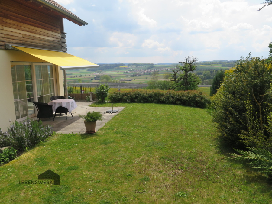 Ebene Gartenfläche - Helles Einfamilienhaus mit Alpenpanorama - Niederneunforn TG