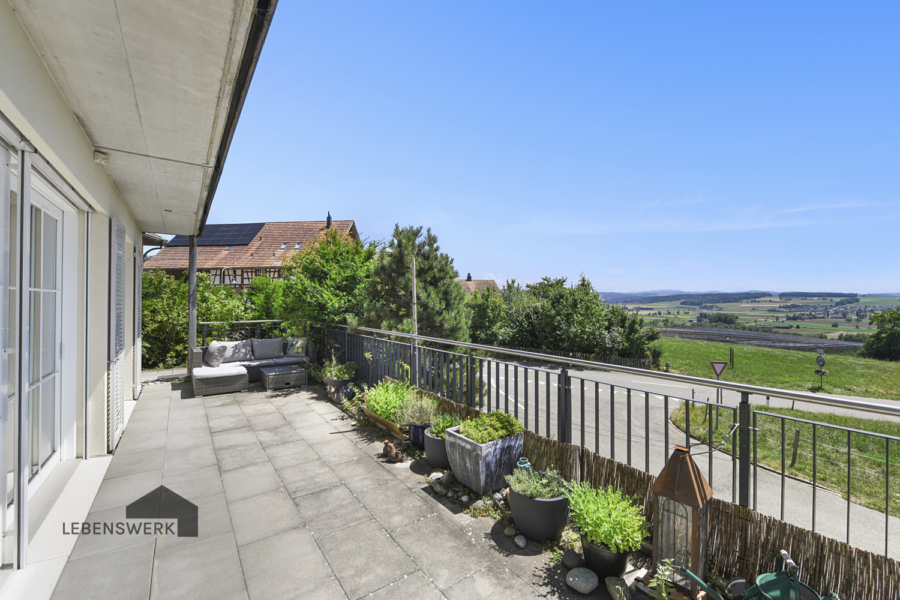 Panoramaterrasse im Süden - Helles Einfamilienhaus mit Alpenpanorama - Niederneunforn TG