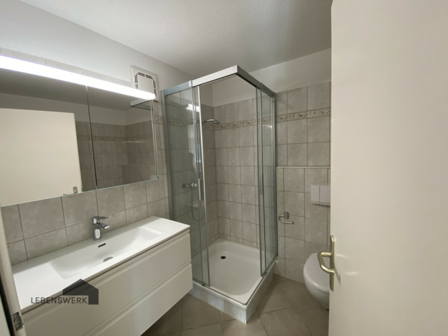 4.5 Zimmer-Wohnung mit Seesicht - Bottighofen TG - Familienbadezimmer mit Dusche und...