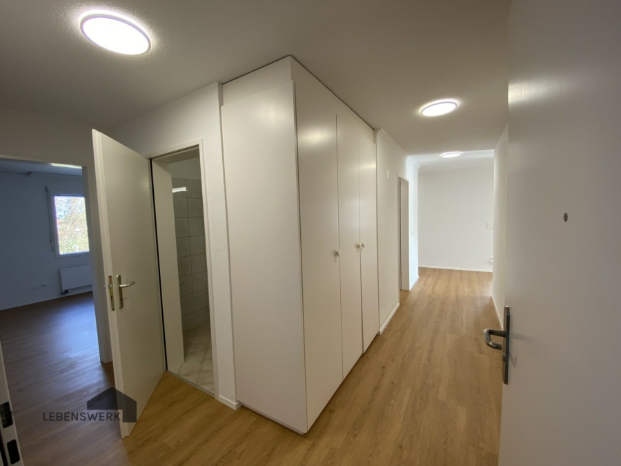 4.5 Zimmer-Wohnung mit Seesicht - Bottighofen TG - Freundliches Entrée mit Garderobe