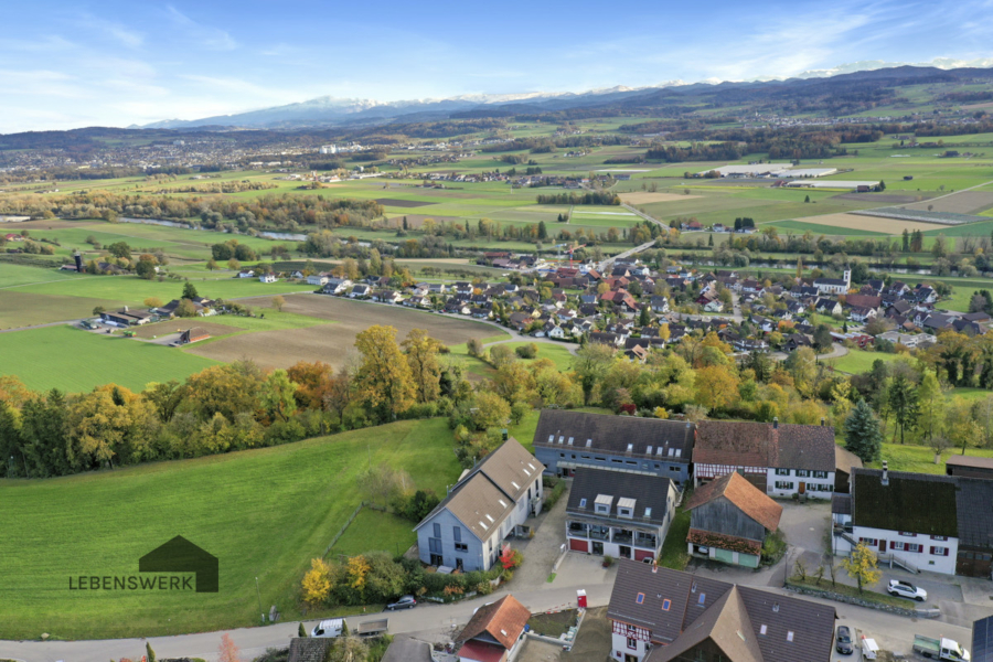 Malerische Lage inmitten von grünen Feldern und sanften Hügeln - Maisonette-Wohnung im nachhaltigen Holzbau mit grosser Garage und ruhiger Lage in Uesslingen-Buch TG