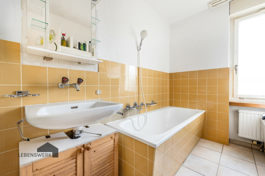 Gemütliche 4.5-Zimmer-Gartenwohnung - Bottighofen TG - Badezimmer mit Tageslicht, Badewanne und separater Dusche