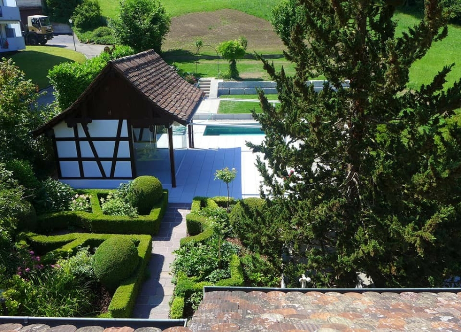 Riegelhaus mit grossem Garten und Pool - Titelbild