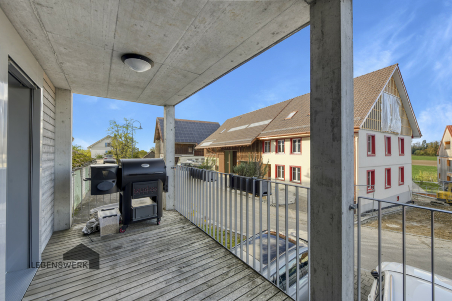 Balkonseite nach Westen - Nachhaltiges DEF-Holzhaus mit grosser Garage in ruhiger Lage