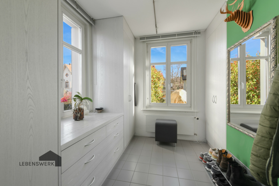 Moderne trifft klassischen Stil - Zweifamilienhaus für vielseitige Nutzung (Wohnen/Gewerbe) - Grosse Garderobe