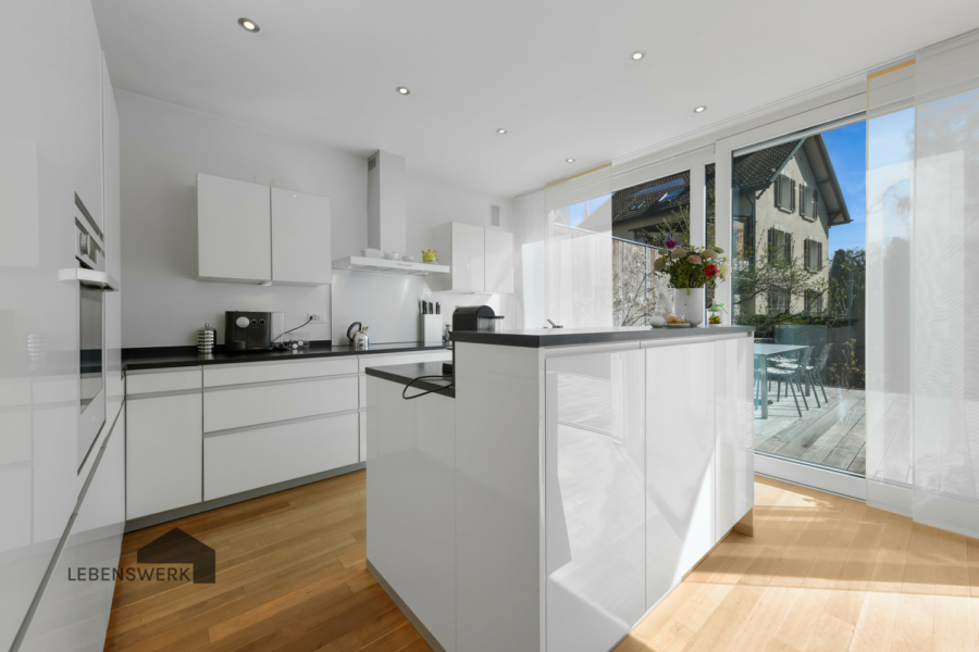Moderne trifft klassischen Stil - Zweifamilienhaus für vielseitige Nutzung (Wohnen/Gewerbe) - Moderne Inselküche