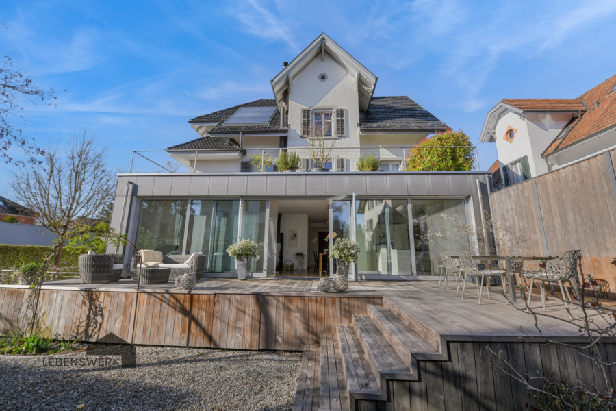 Moderne trifft klassischen Stil - Zweifamilienhaus für vielseitige Nutzung (Wohnen/Gewerbe) - Objektansicht vom Garten - Beschattung durch grosses Sonnensegel