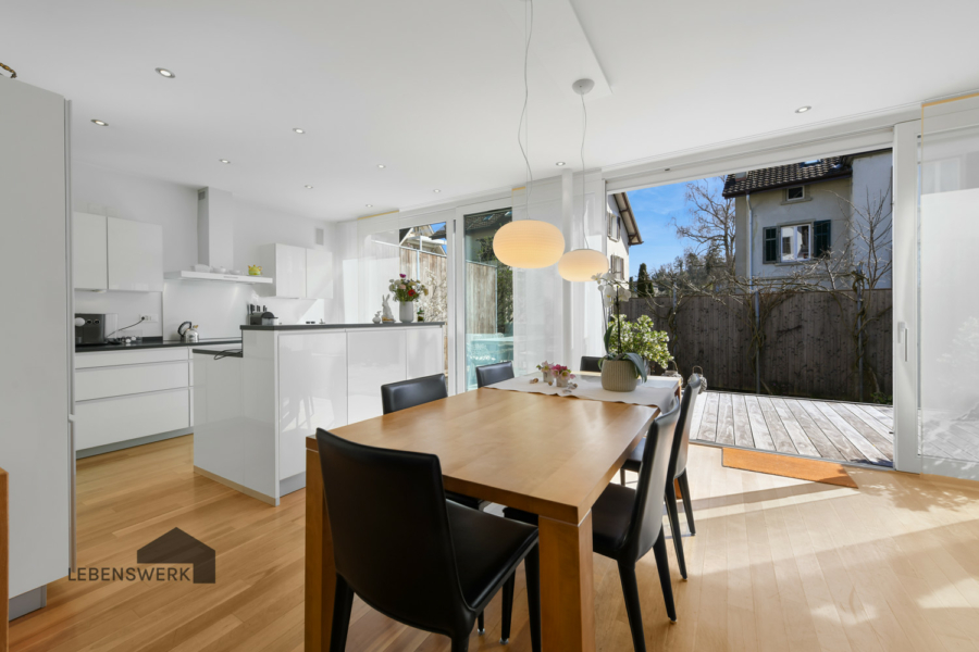 Moderne trifft klassischen Stil - Zweifamilienhaus für vielseitige Nutzung (Wohnen/Gewerbe) - Heller Essbereich mit angerenzender Küche