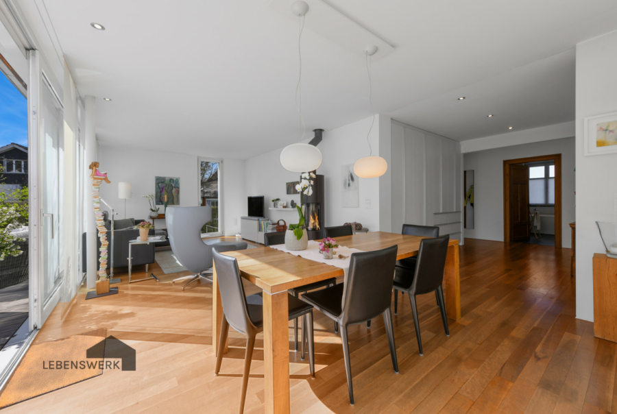 Moderne trifft klassischen Stil - Zweifamilienhaus für vielseitige Nutzung (Wohnen/Gewerbe) - Lichtdurchfluteter Wohn-/Essbereich