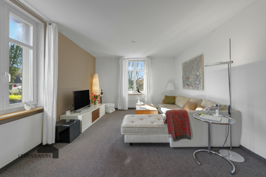 Moderne trifft klassischen Stil - Zweifamilienhaus für vielseitige Nutzung (Wohnen/Gewerbe) - Gemütliches Wohnzimmer