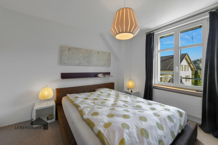Moderne trifft klassischen Stil - Zweifamilienhaus für vielseitige Nutzung (Wohnen/Gewerbe) - Helles Schlafzimmer