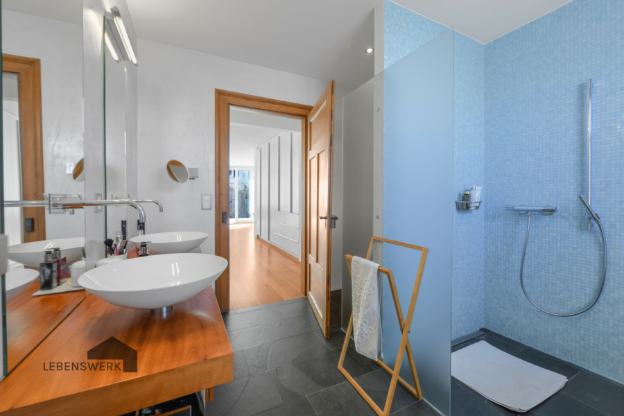 Moderne trifft klassischen Stil - Zweifamilienhaus für vielseitige Nutzung (Wohnen/Gewerbe) - ... und offener Dusche