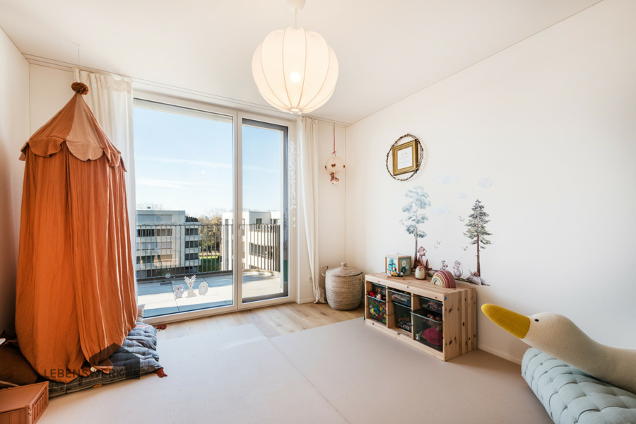 Schlafzimmer mit Terrassenzugang - Richtung West - Rivage: Exklusive 4.5 Zimmer-Attikawohnung - Bottighofen TG