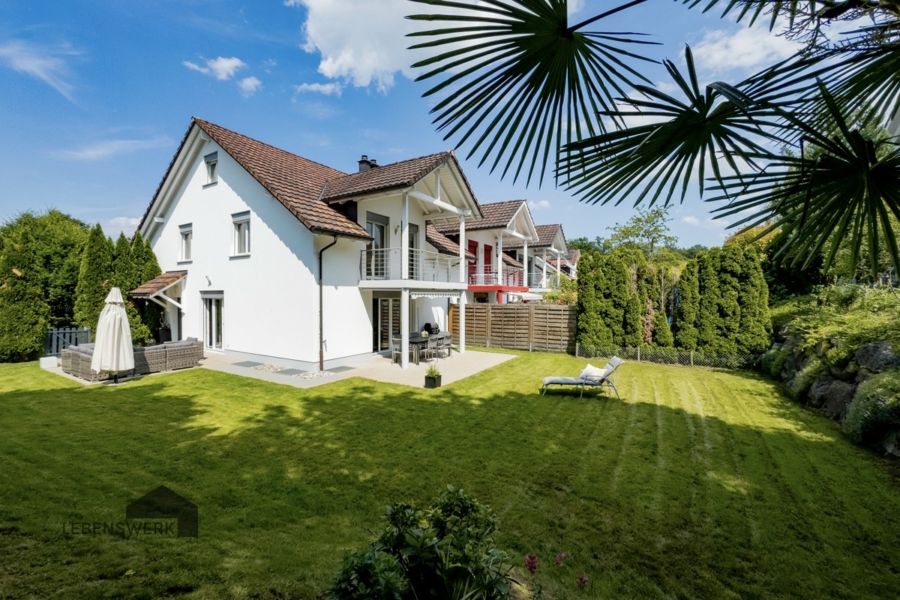 Familienfreundliches Eckhaus mit schönem Garten und Doppelgarage - Kreuzlingen TG - Schöner gepflegter Garten