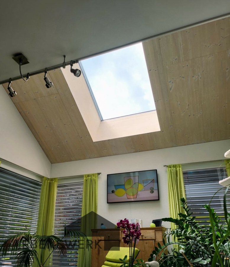 Modernes Einfamilienhaus mit fantastischer Alpensicht - Illhart TG - Grosses Dachfenster im Wohnbereich
