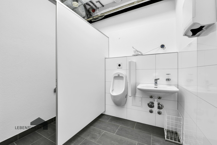Der ideale Raum für Ihre kreativen Projekte - Tageslicht inklusive - Herren Toiletten