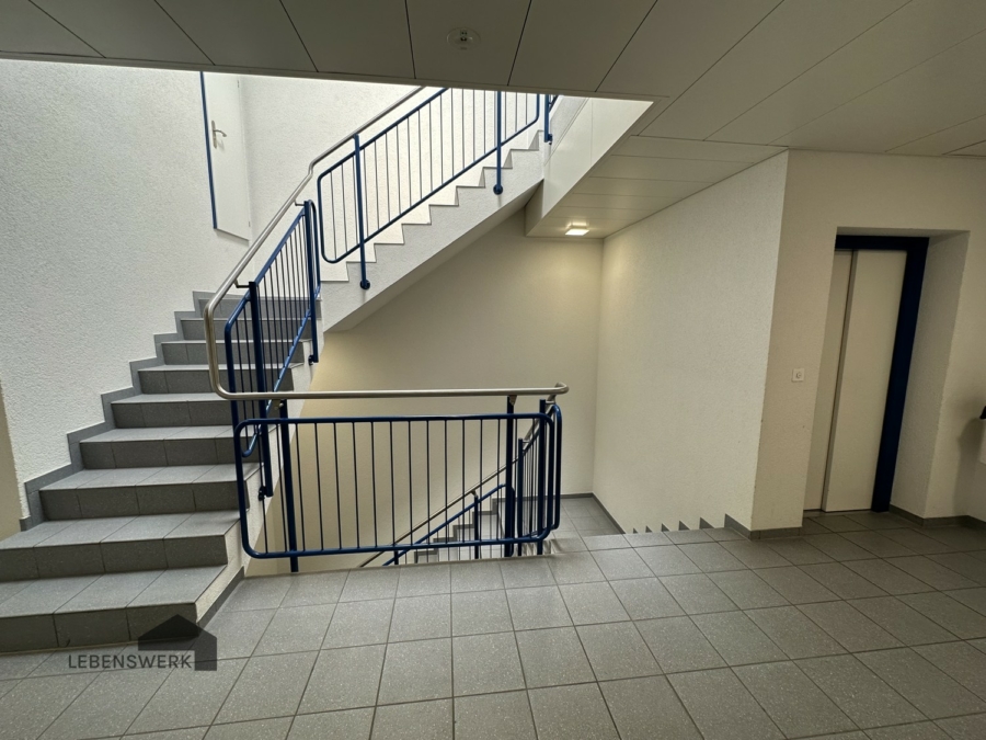Der ideale Raum für Ihre kreativen Projekte - Tageslicht inklusive - Treppenhaus mit Lift
