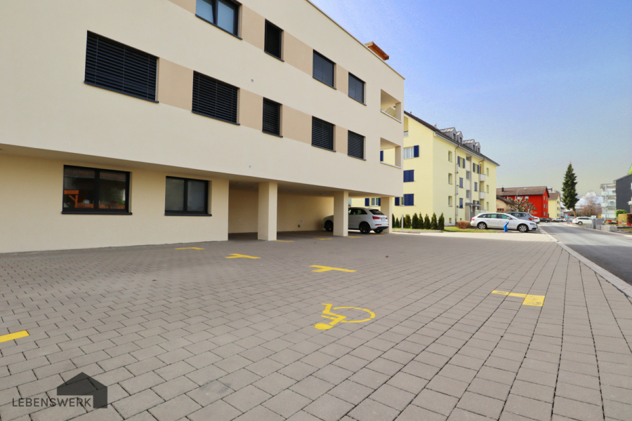Gewerbefläche mit hochwertiger Ausstattung - Büro 02 - Ansicht Parkplätze