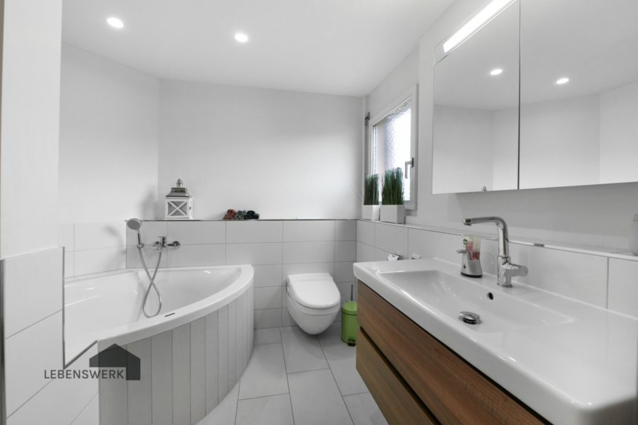 Maisonettewohnung mit eigenem Eingang in Bestlage von Bottighofen - Badezimmer mit Badewanne und Tageslicht