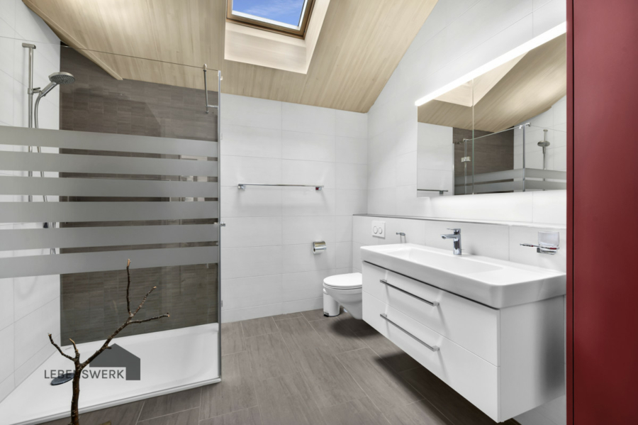 Das neue Zuhause für Ihre Familie , Arbeiten inklusive - Berg TG - Helles Badezimmer im DG
