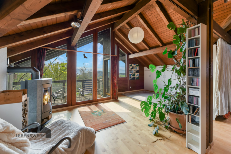 Zweites Wohnzimmer oder Lesebereich, am Kamin mit Blick auf die grüne Landschaft - Grosszügiges Einfamilienhaus mit grossem Umschwung in beliebter Lage