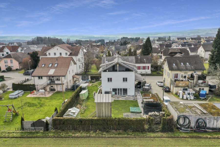 Grosser Garten für Mitarbeiteranlässe und Dachterrasse für die Pausen - Grosses Haus für Praxis oder Gewerbe - Berg TG