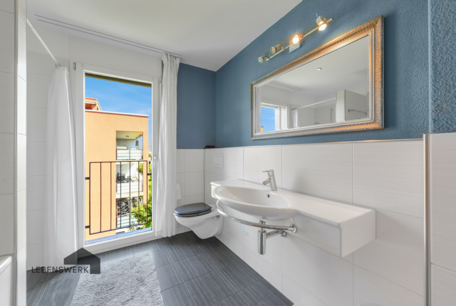 Moderne 4.5-Zimmer-Wohnung im 3. OG - Kreuzlingen TG - Helles Badezimmer mit separater Dusche und Badewanne