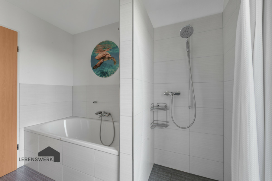 Moderne 4.5-Zimmer-Wohnung im 3. OG - Kreuzlingen TG - Grosses Badezimmer mit Dusche und Badewanne