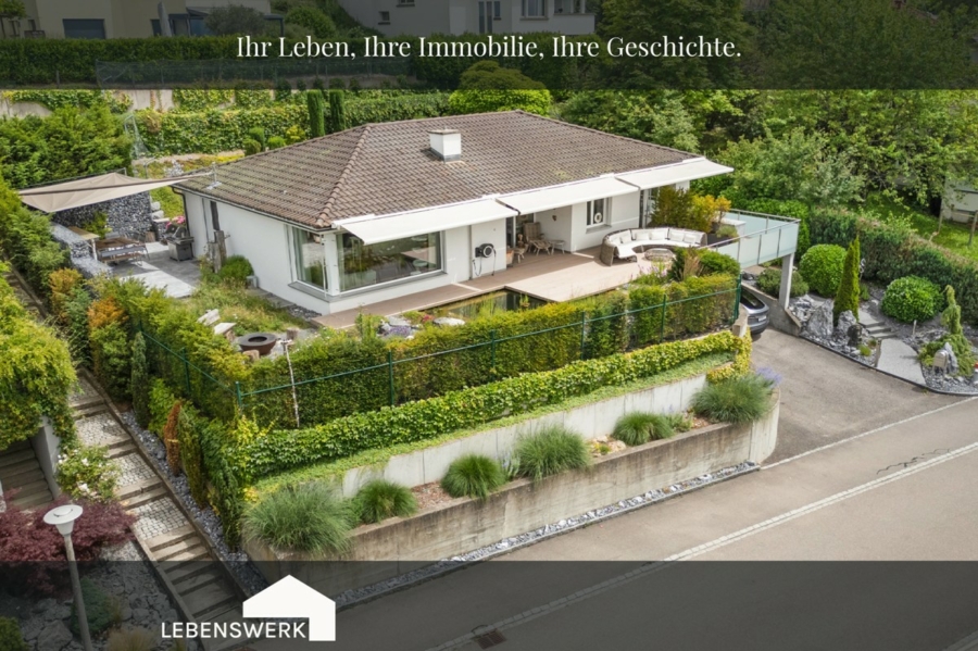 Edler Bungalow mit fantastischer Gartenanlage und Weitsicht - RESERVIERT - Edler Bungalow mit fantastischer Weitsicht und wunderschöner Gartenanlage - Laufen-Uhwiesen ZH