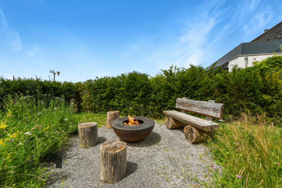 Feuerstelle und Sitzplatz mit Weitsicht und Abendsonne - Edler Bungalow mit fantastischer Weitsicht und wunderschöner Gartenanlage - Laufen-Uhwiesen ZH