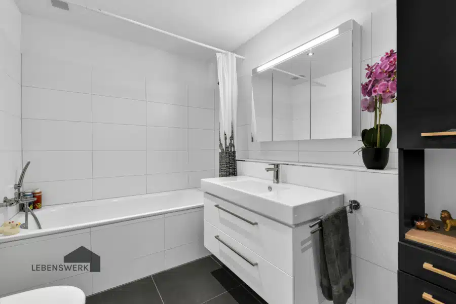Helle 2.5-Zimmer-Gartenwohnung für Naturliebhaber - Stettfurt TG - Badezimmer mit Badewanne ...