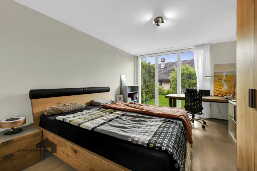 Helle 2.5-Zimmer-Gartenwohnung für Naturliebhaber - Stettfurt TG - Grosszügiges Schlafzimmer mit Arbeitsplatz