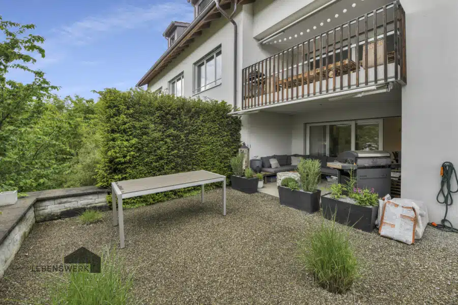 Helle 2.5-Zimmer-Gartenwohnung für Naturliebhaber - Stettfurt TG - Ruhige Sitzecke mit Mittagssonne
