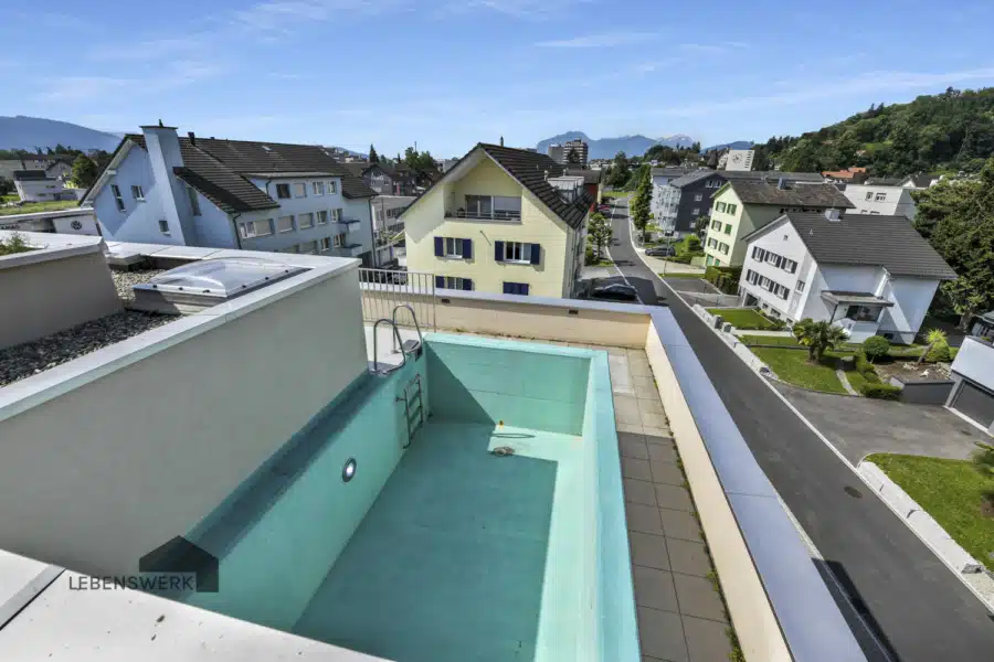Perfekte Attikawohnung mit grosser Terrasse und Pool (Alpenkettensicht) - Whg. Nr. 09 - Schwimmen auf dem Dach - Diese Wohnung bietet einfach alles!