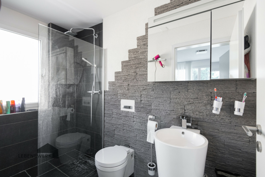 Ruhiges Einfamilienhaus mit Doppelcarport - Diepoldsau SG - Ensuite Bad mit Dusche