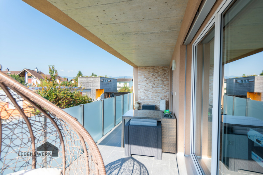 Ruhiges Einfamilienhaus mit Doppelcarport - Diepoldsau SG - Überdeckter Balkon im OG