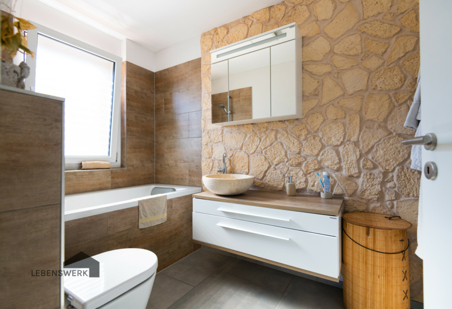 Ruhiges Einfamilienhaus mit Doppelcarport - Diepoldsau SG - Pures Urlaubsfeeling - Badezimmer mit Badewanne