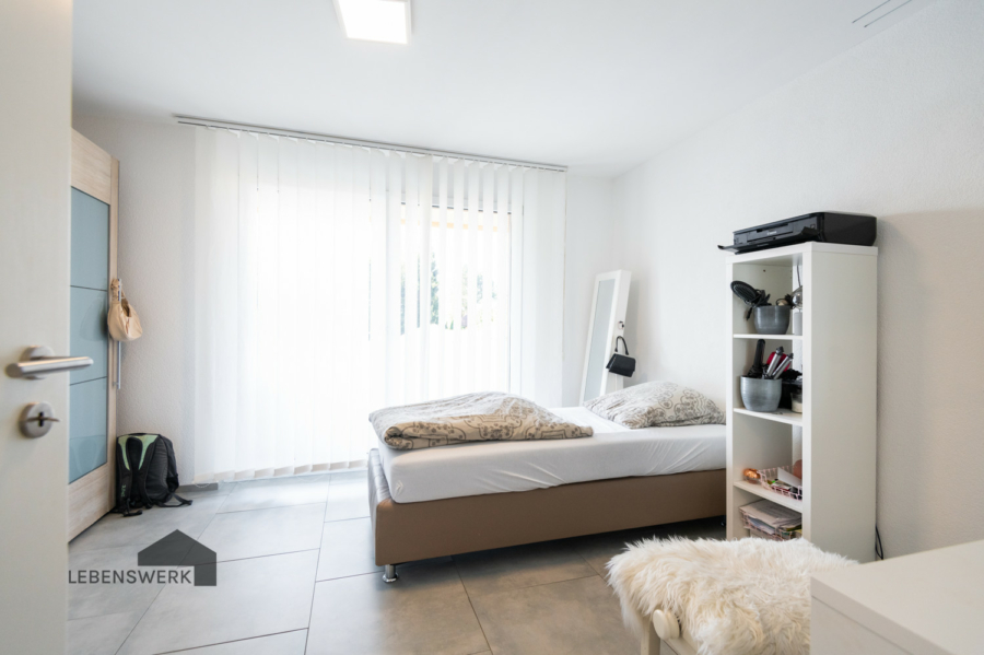 Ruhiges Einfamilienhaus mit Doppelcarport - Diepoldsau SG - Masterbedroom mit ensuite Bad und Zugang zum Balkon